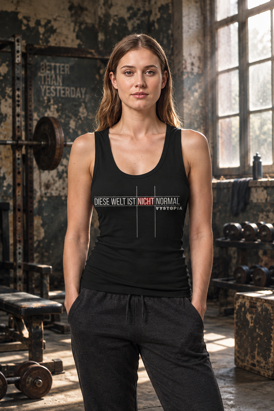 Lost place Fitnessstudio im Hintergrund. Eine dunkelblonde junge Frau im Vordergrund trägt ein schwarzes Tank Top mit dem Print "Diese Welt ist nicht normal. Vystopia".