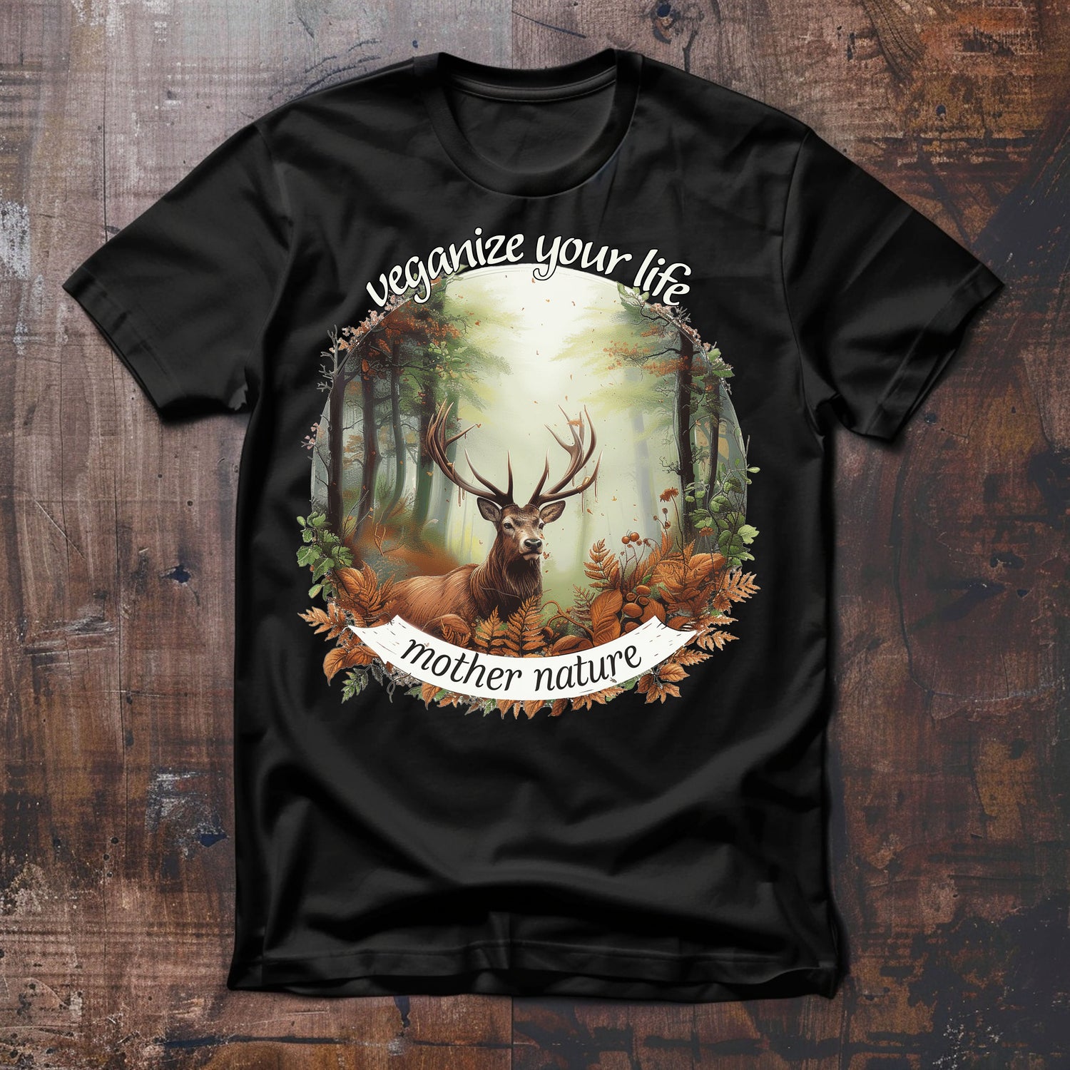Proträt eines Hirsches im herbstlich gefärbtem, nebligen Wald. Slogans veganize your life und mother nature. 