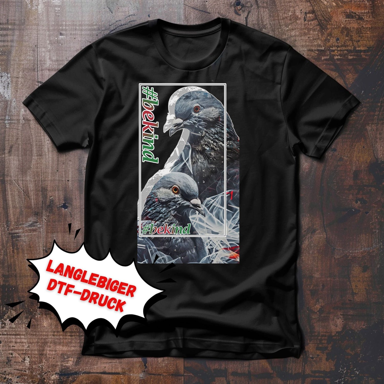 Die Collage von den Büsten zweier Stadttauben. Hintergrund silberfarbene Silhouette der beiden Büsten. Beide Köpfen eingerahmt in dünnen rechteckigen Rahmen. Slogan #bekind.