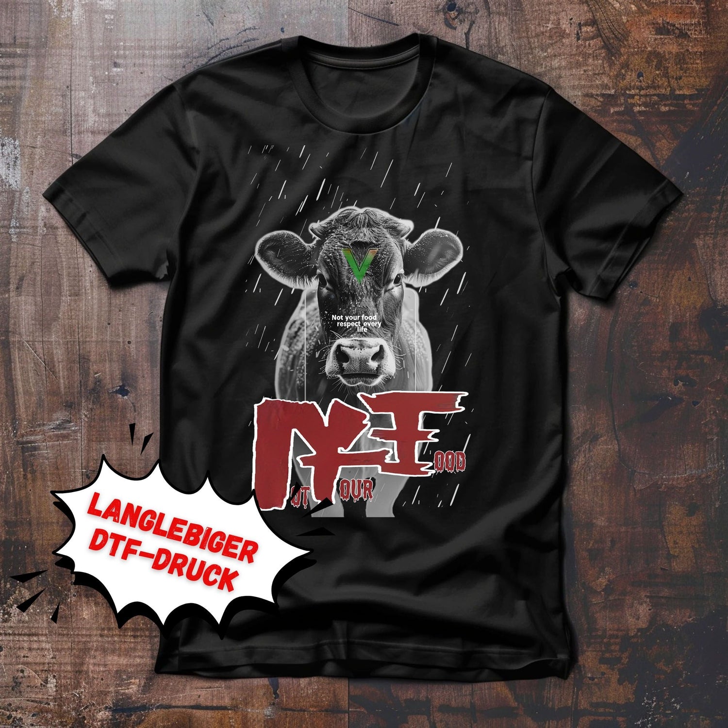 Porträt eine Kuh im Regen. Slogan not your food.