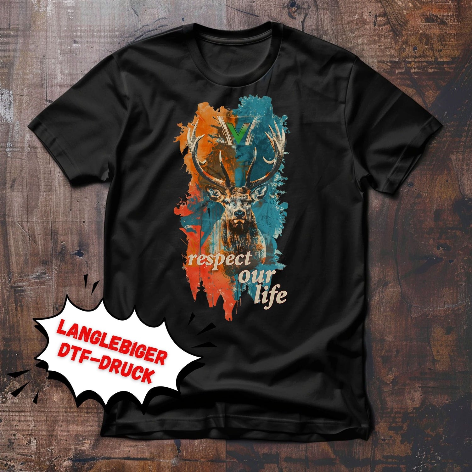 Die Collage eines Hirschkopfes mit großem Geweih vor einem rot und blauen ausgefransten Hintergrund. Slogan respect our life und #govegan.