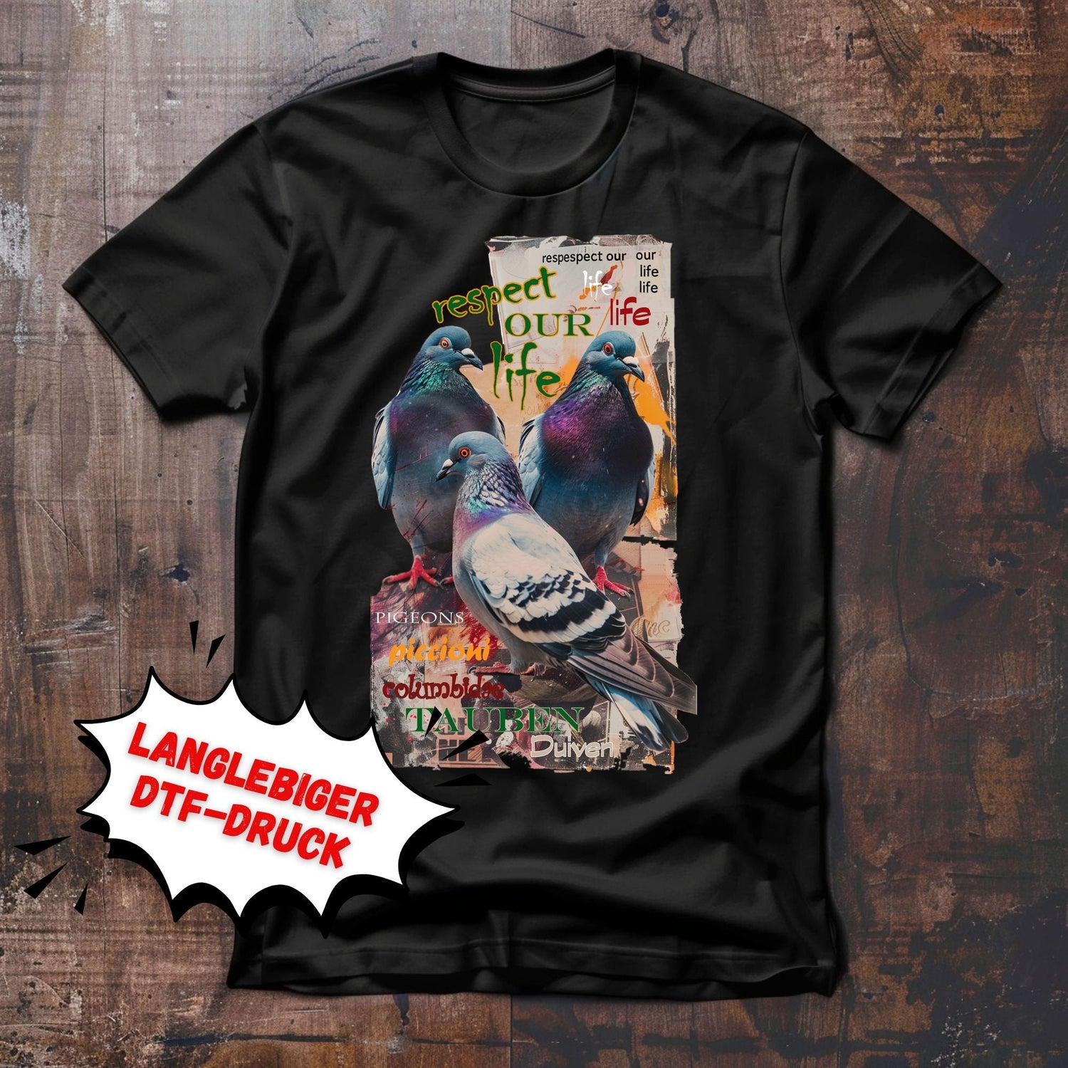 Eine Gruppe aus drei Stadttauben vor dem Hintergrund einer verwahrlosten Reklametafel. Bedruckt mit dem Slogan respect our life und dem Wort Tauben in verschiedenen Sprachen.