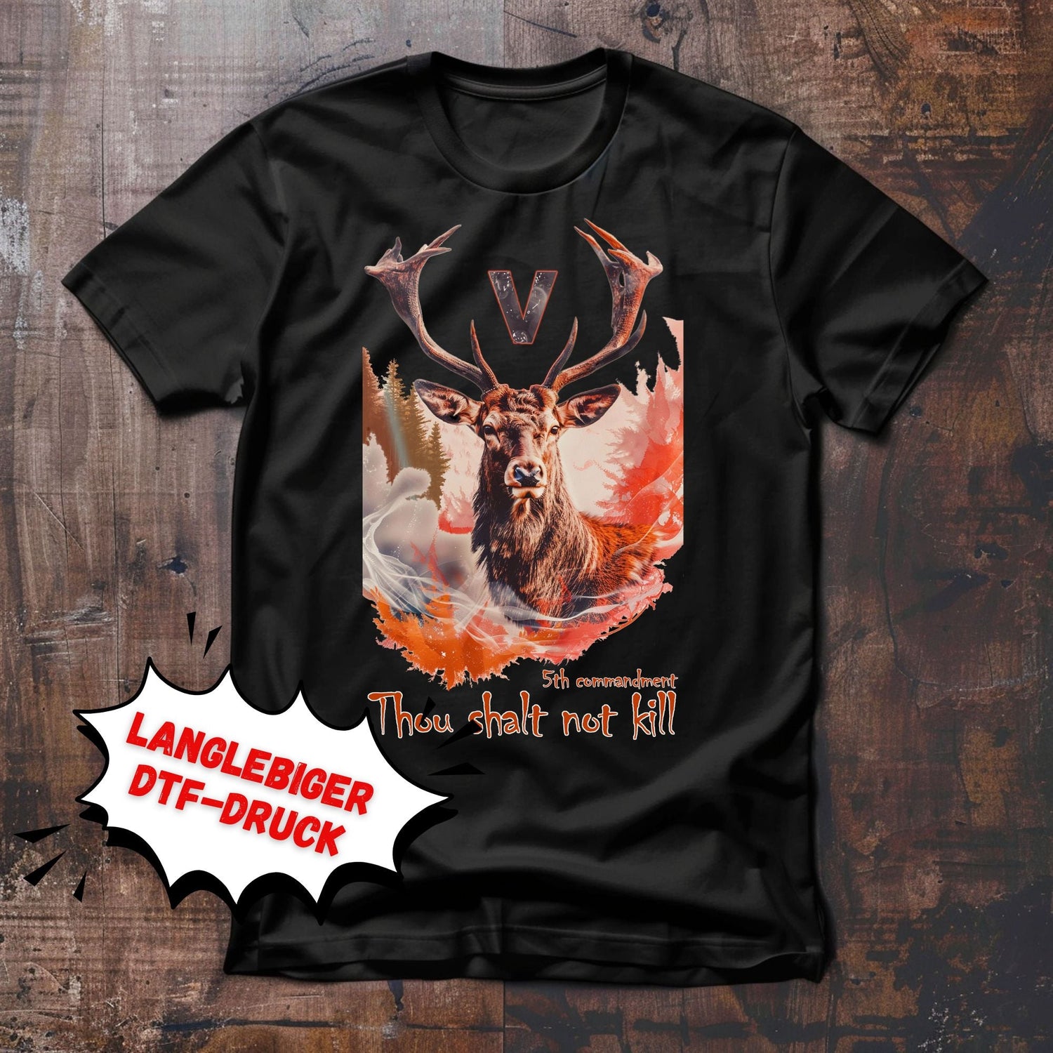 Collage eines Hirsch Kopf Porträt vor dem Hintergrund eines angedeuteten, brennende und qualmenden Waldes. Slogan Thou shalt not kill. 10th comandement.