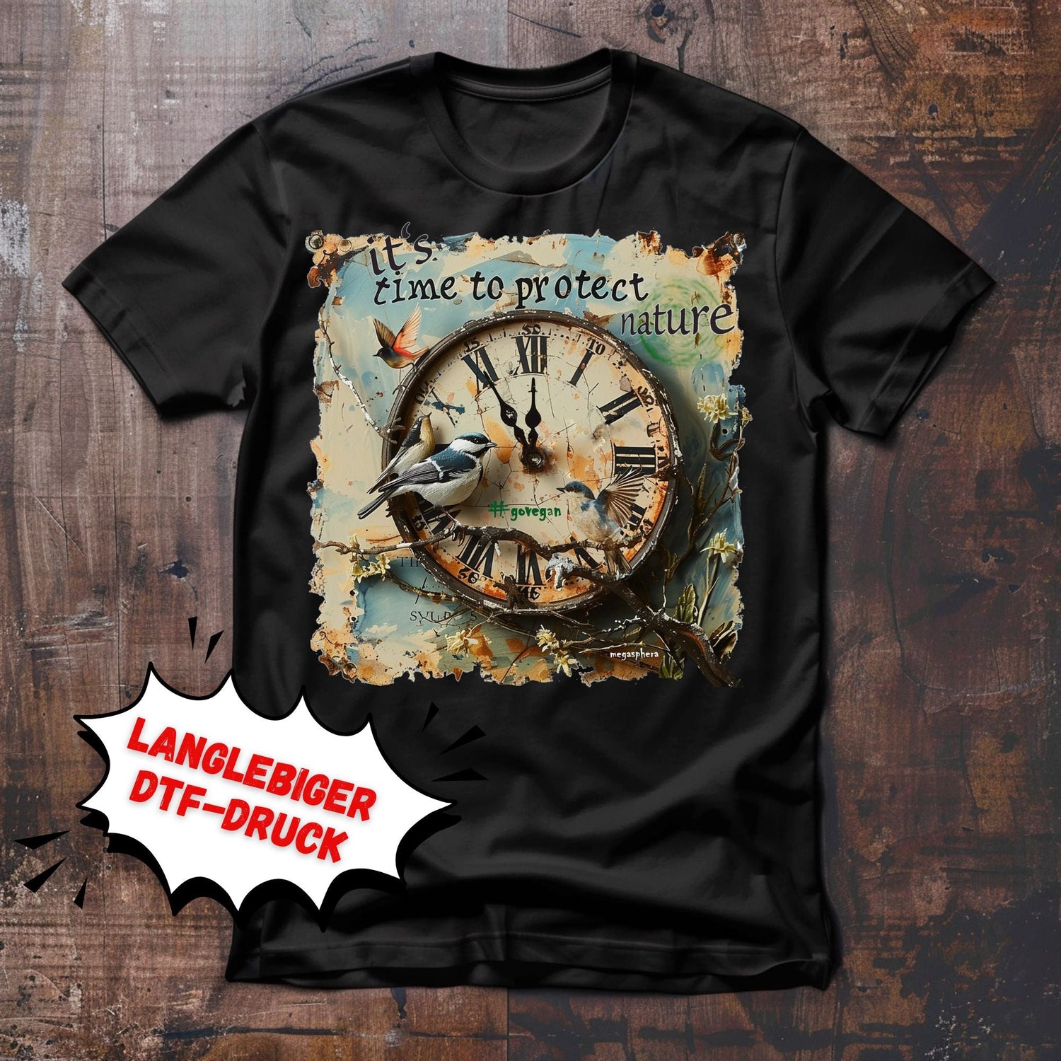 Collage eines Blechschildes mit nostalgischer Uhr und Vögel auf einem Ast mit wenigen Blattknospen. Uhrzeiger 5 min vor 12. Slogan Time to protect nature.