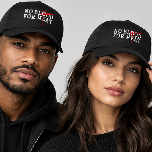 Zwei Models, ein dunkelhäutiger Mann mit Bart und eine Frau mit dunklen langen Haaren, tragen eine schwarze Baseball Cap mit dem Stick "no blood for meat"