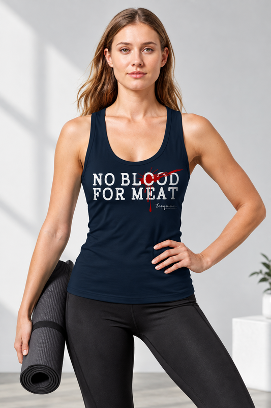 Junge blonde sportliche Frau mit einer Yogamatte in der rechten Hand und der linken Hand auf die Hüfte gestützt trägt ein dunkelblaues Tank Top mit dem Aufdruck "no blood for meat"